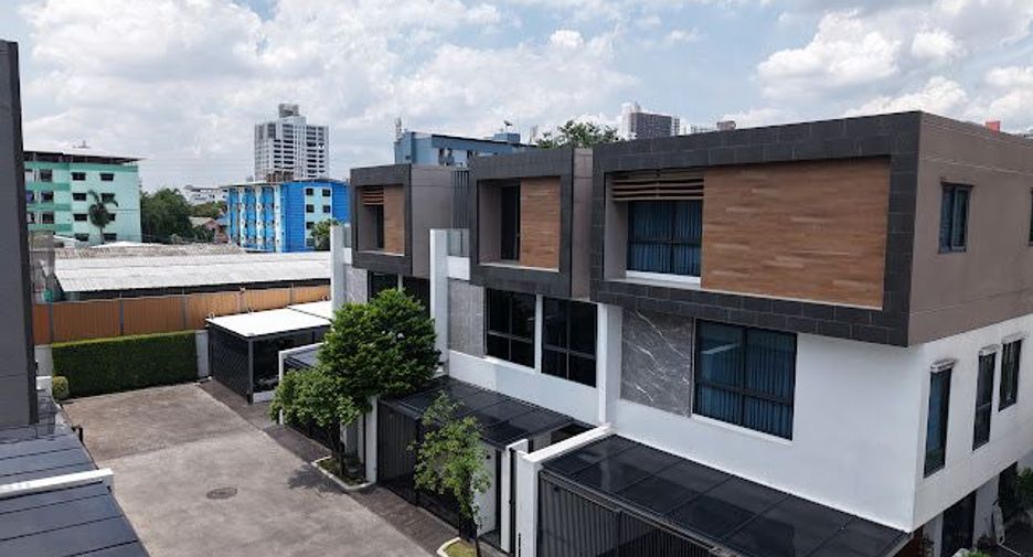 For sale 4 bedrooms house in Huai Khwang, Bangkok