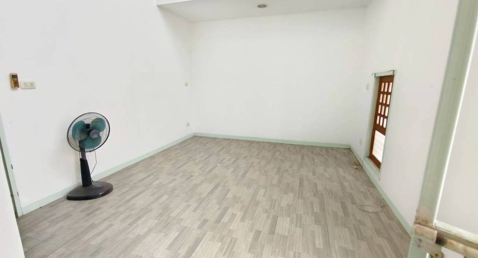 Casa adosada en venta de 3 habitaciones en Thanyaburi, Pathum Thani
