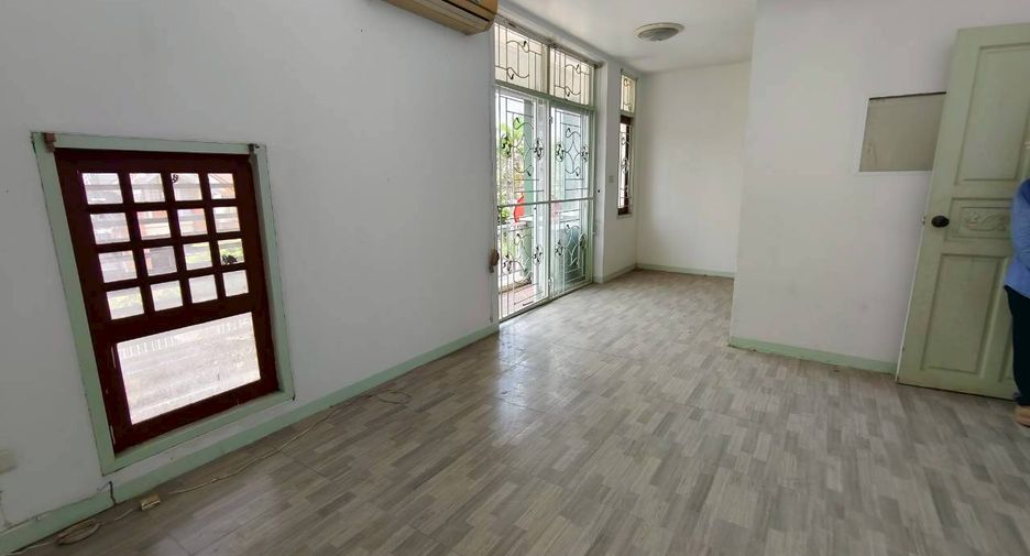 Casa adosada en venta de 3 habitaciones en Thanyaburi, Pathum Thani
