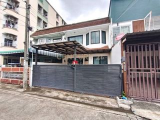 For rent 3 bedrooms townhouse in Din Daeng, Bangkok