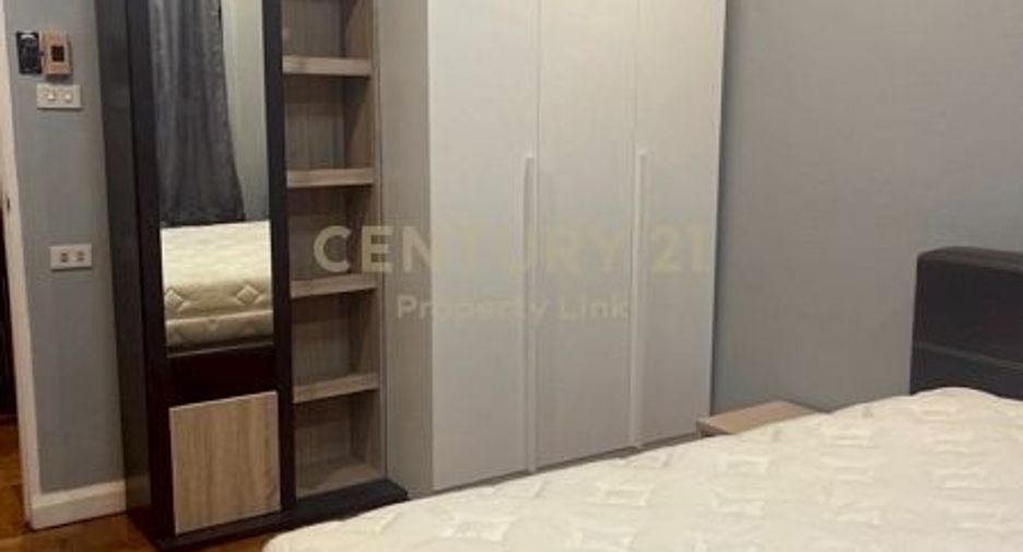 For rent 3 bedrooms townhouse in Din Daeng, Bangkok