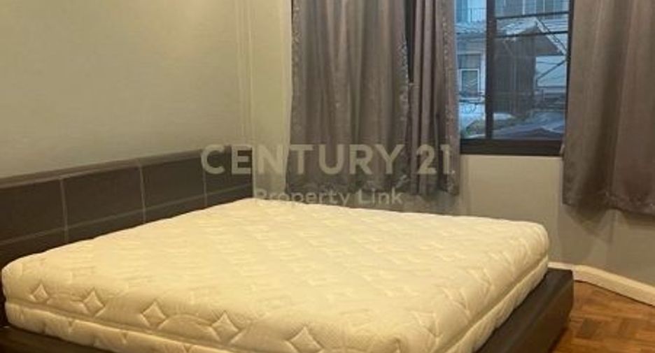 For rent 3 bedrooms townhouse in Din Daeng, Bangkok