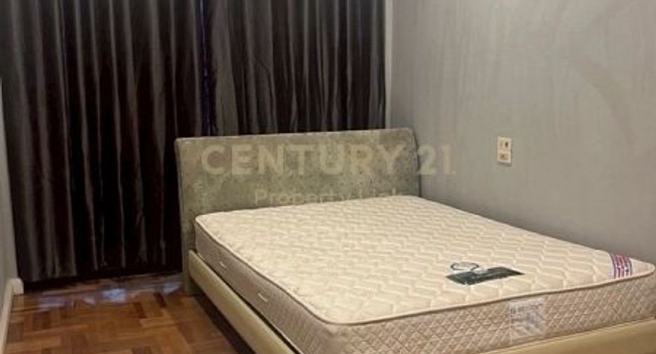For rent 3 bedrooms townhouse in Din Daeng, Bangkok