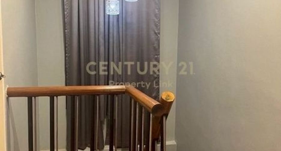 For rent 3 bedrooms townhouse in Din Daeng, Bangkok