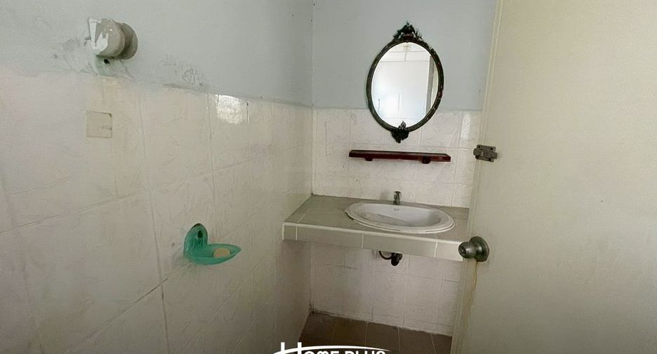For sale 42 bedrooms apartment in Bang Kapi, Bangkok