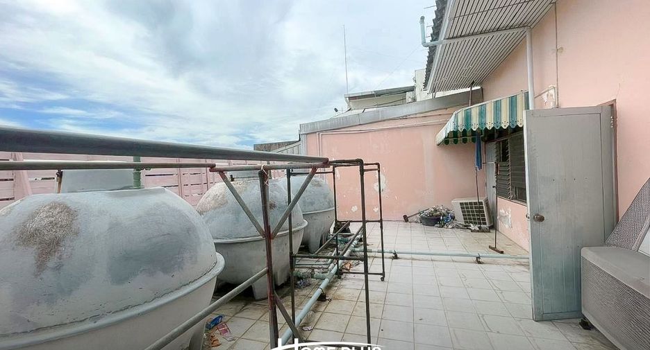 For sale 42 bedrooms apartment in Bang Kapi, Bangkok
