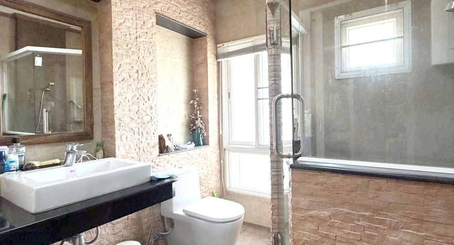 For sale 5 bedrooms house in Saraphi, Chiang Mai