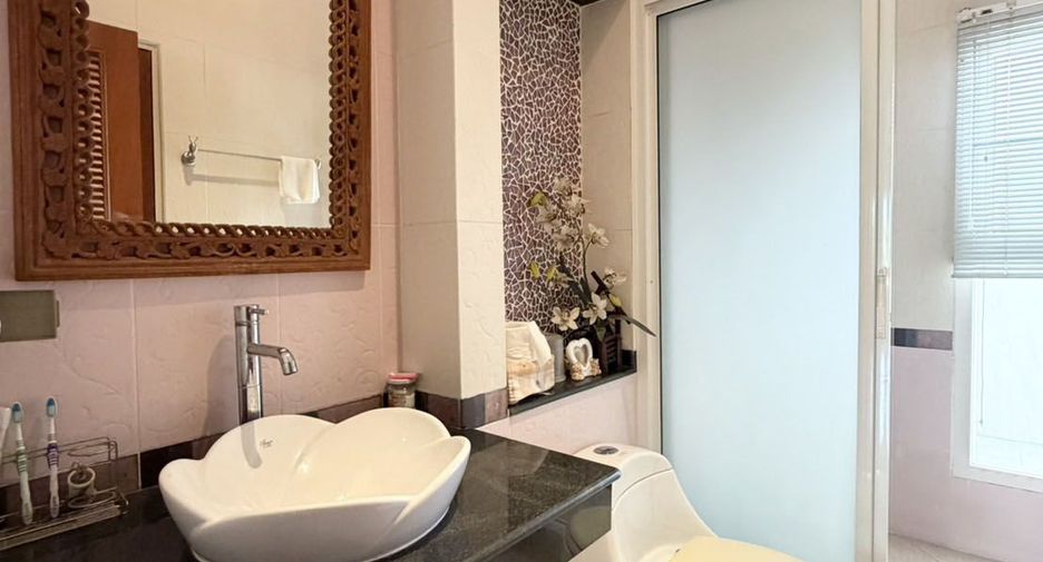 For sale 5 bedrooms house in Saraphi, Chiang Mai