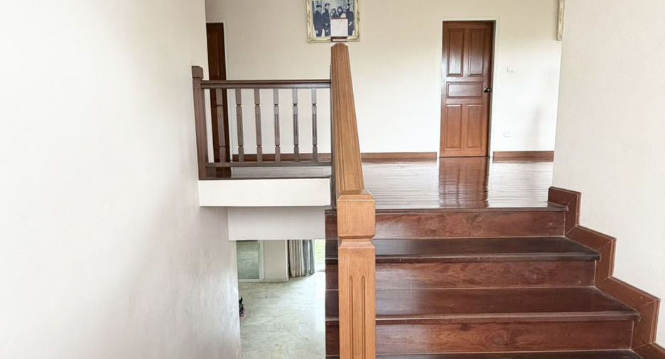 For sale 5 bedrooms house in Saraphi, Chiang Mai
