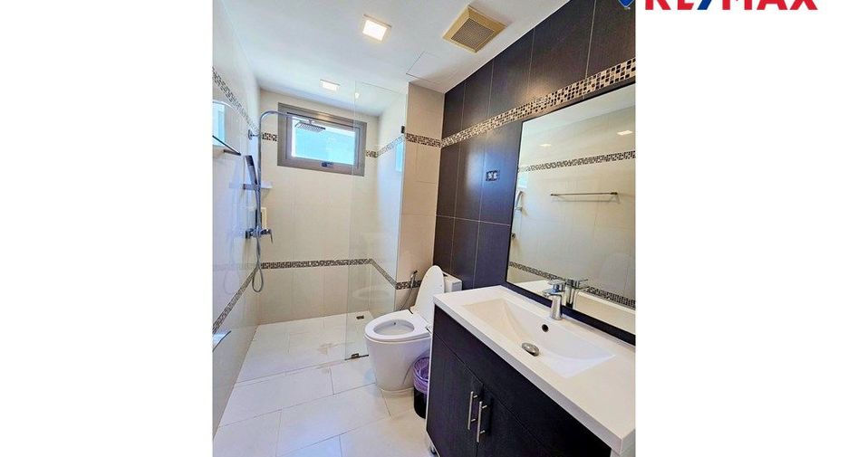 For rent 2 bedrooms condo in North Pattaya, Pattaya