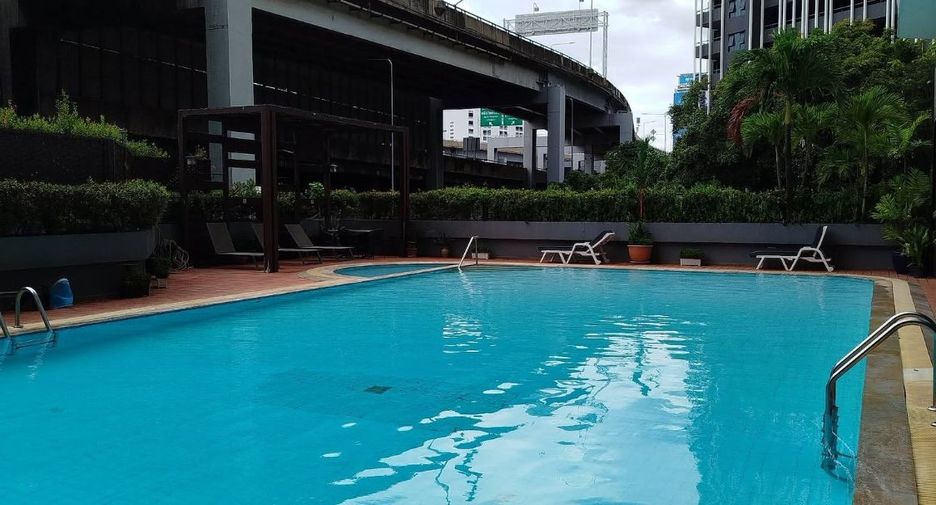 For rent 2 bedrooms condo in Watthana, Bangkok