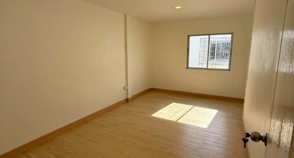 For sale 2 bedrooms townhouse in Mueang Samut Prakan, Samut Prakan