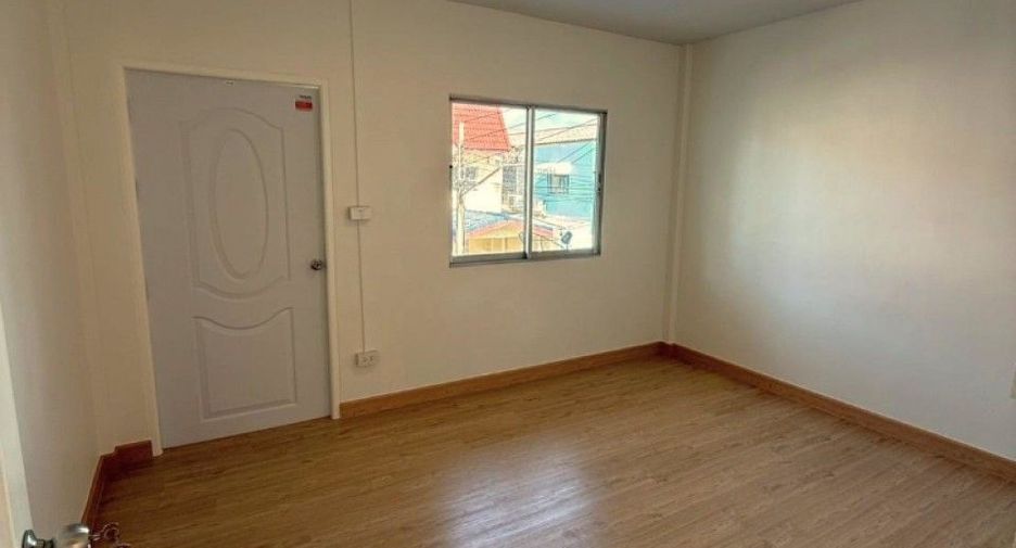 For sale 2 bedrooms townhouse in Mueang Samut Prakan, Samut Prakan