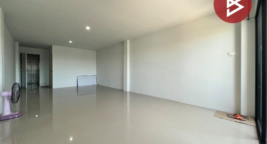 For rent そして for sale 3 ベッドルーム retail Space in Mueang Chon Buri, Chonburi