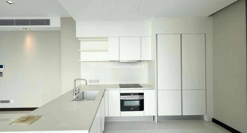 For sale 3 bedrooms condo in Khlong Toei, Bangkok