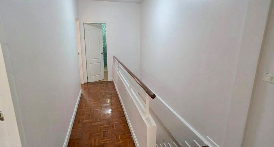 Casa adosada en alquiler de 3 habitaciones en Hang Dong, Chiang Mai