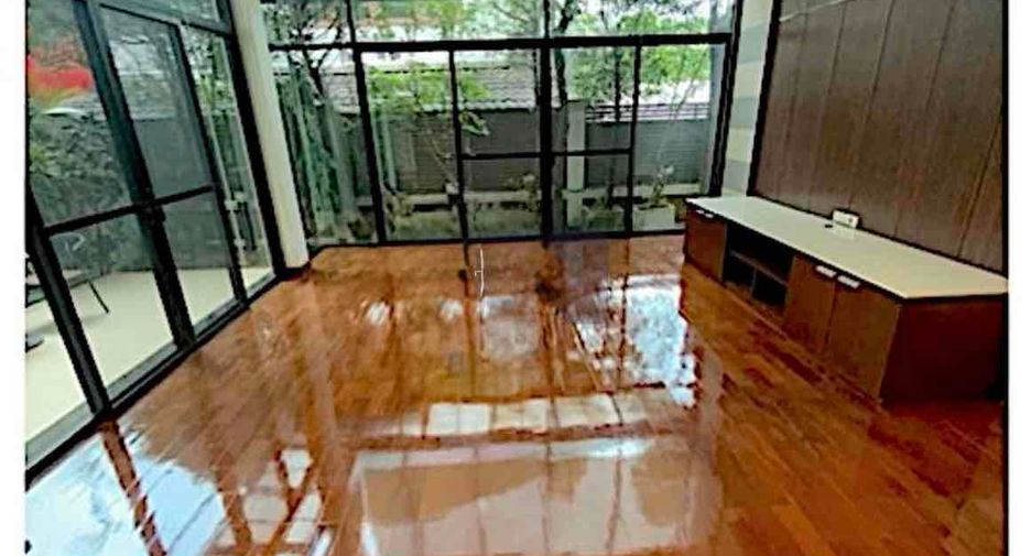 For sale 3 bedrooms apartment in Khlong Toei, Bangkok