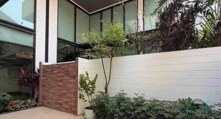 For sale 3 bedrooms apartment in Khlong Toei, Bangkok