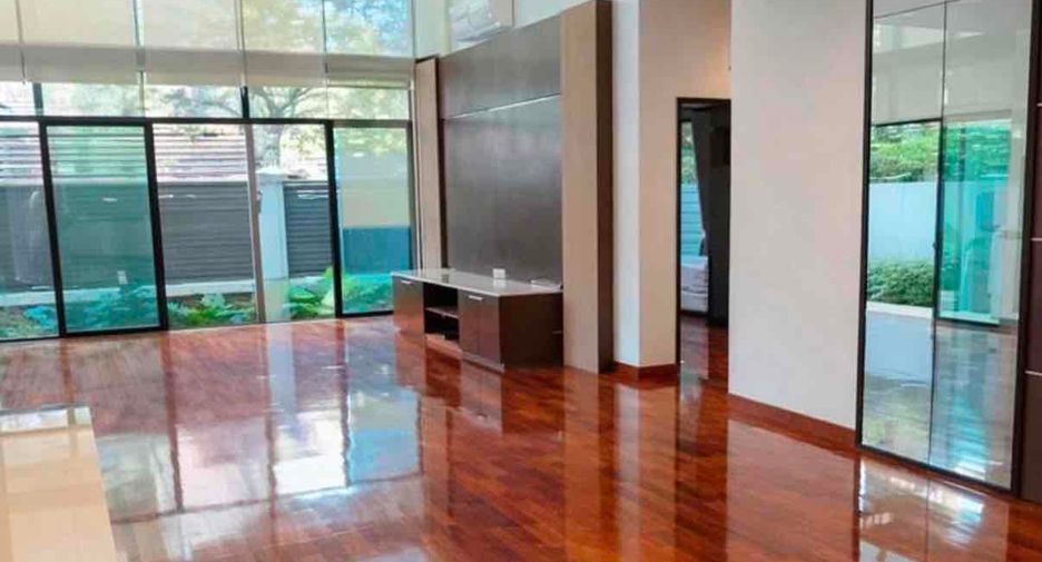 For sale 3 bedrooms apartment in Khlong Toei, Bangkok