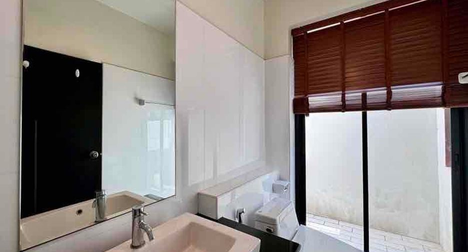 For sale 3 bedrooms apartment in Khlong Toei, Bangkok