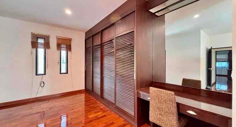 For sale 3 bedrooms apartment in Khlong Toei, Bangkok