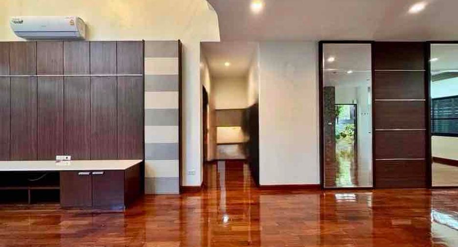 For sale 3 bedrooms apartment in Khlong Toei, Bangkok