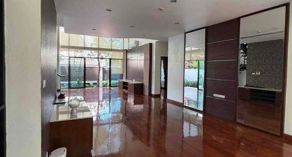 For sale 3 bedrooms apartment in Khlong Toei, Bangkok