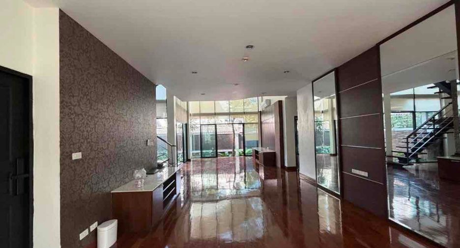 For sale 3 bedrooms apartment in Khlong Toei, Bangkok