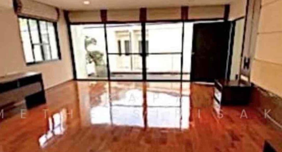 For sale 3 bedrooms apartment in Khlong Toei, Bangkok