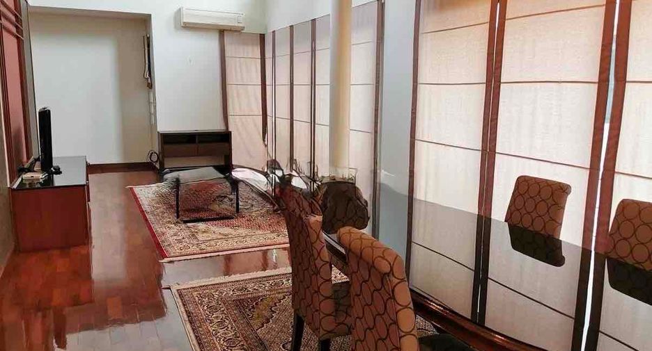 For sale 3 bedrooms apartment in Khlong Toei, Bangkok