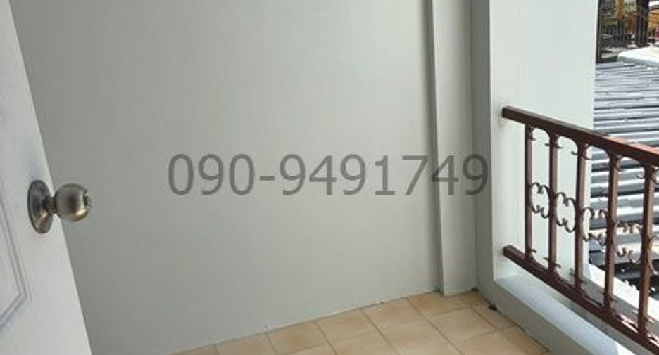 For rent 3 bedrooms townhouse in Bang Na, Bangkok
