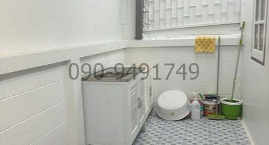 For rent 3 bedrooms townhouse in Bang Na, Bangkok