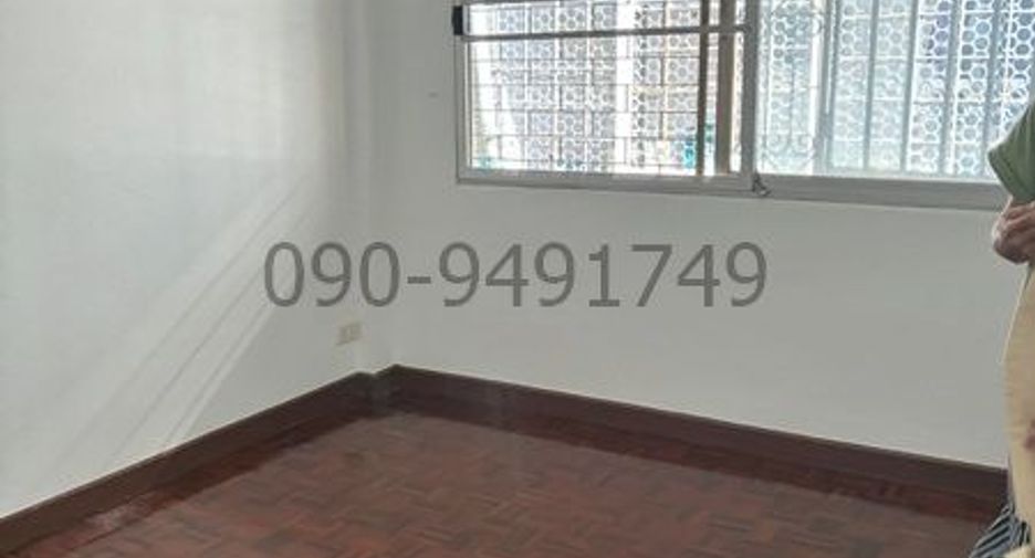 For rent 3 bedrooms townhouse in Bang Na, Bangkok