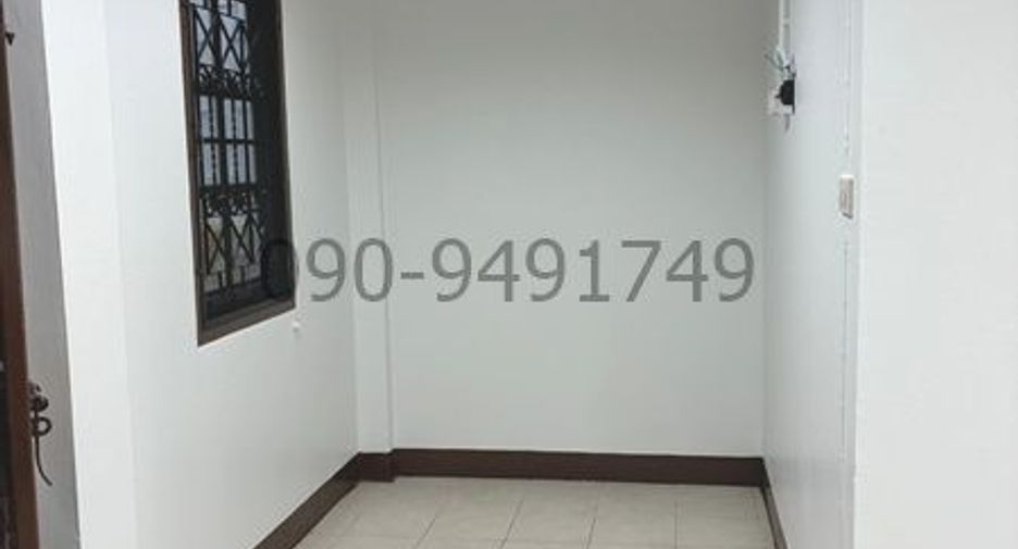 For rent 3 bedrooms townhouse in Bang Na, Bangkok