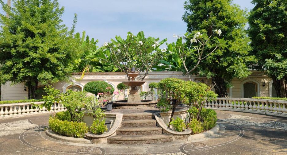 For sale 3 bedrooms townhouse in Suan Luang, Bangkok