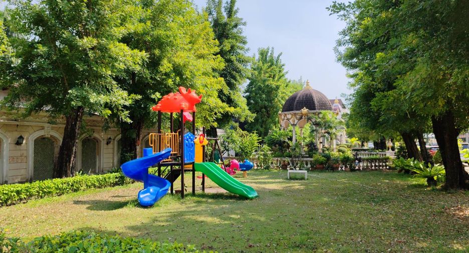 For sale 3 bedrooms townhouse in Suan Luang, Bangkok