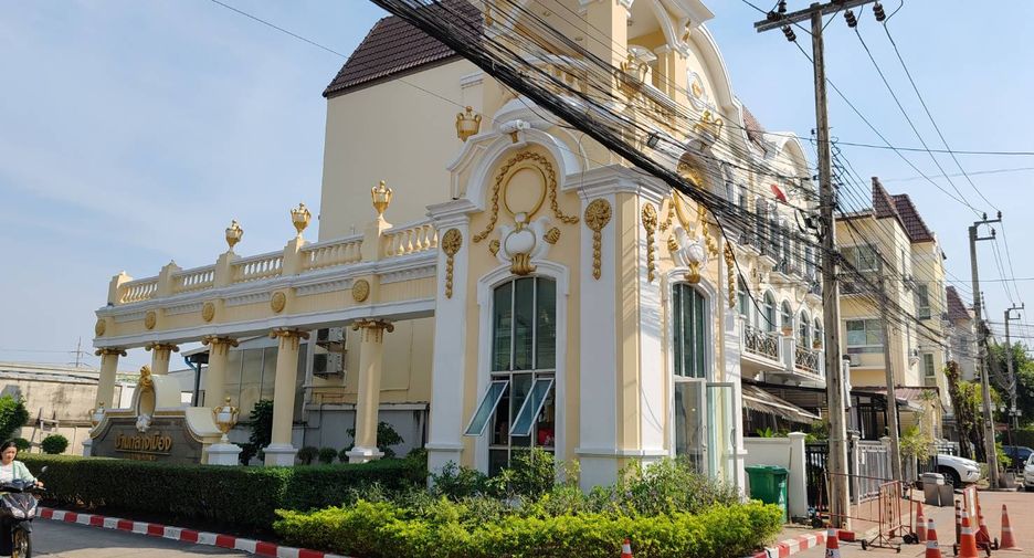 For sale 3 bedrooms townhouse in Suan Luang, Bangkok