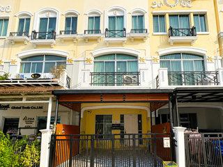 Casa adosada en venta de 3 habitaciones en Suan Luang, Bangkok
