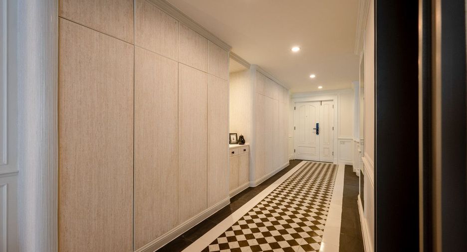 For rent 3 bedrooms condo in Khlong Toei, Bangkok