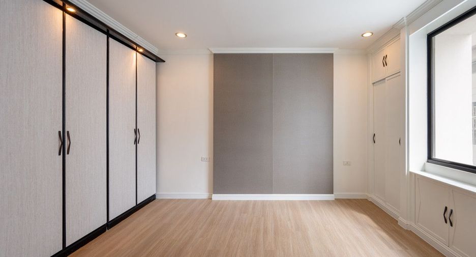 For rent 3 bedrooms condo in Khlong Toei, Bangkok