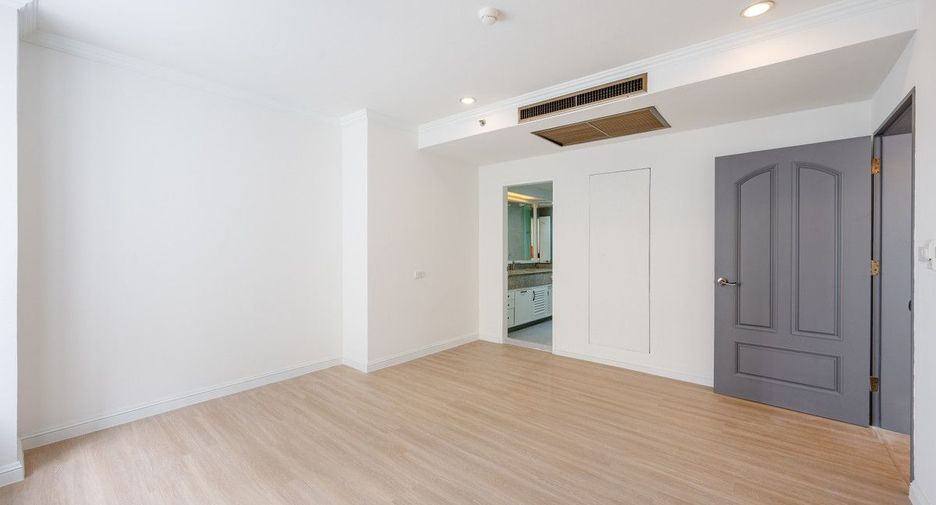 For rent 3 bedrooms condo in Khlong Toei, Bangkok