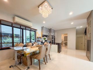 For sale 4 bedrooms house in Bangkok Noi, Bangkok