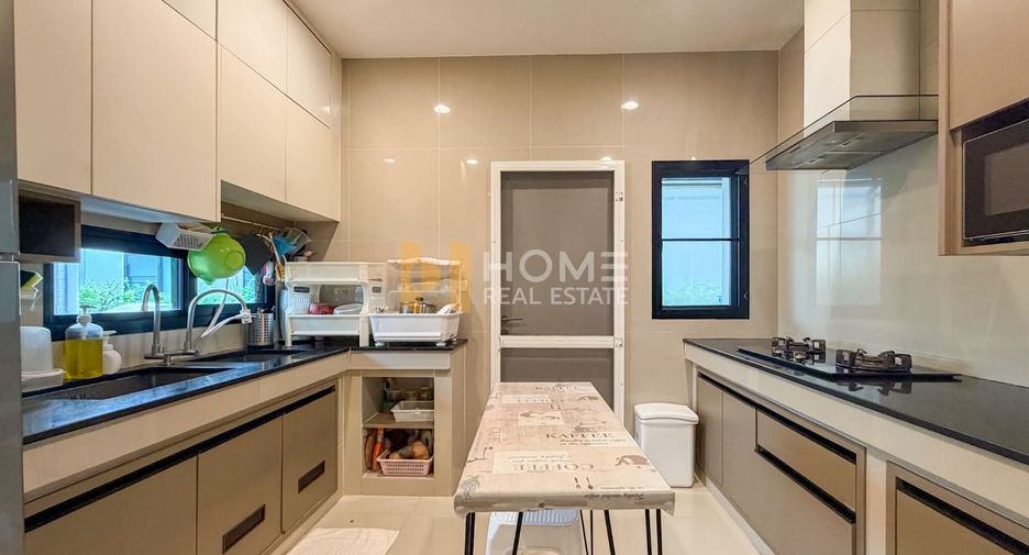 For sale 4 bedrooms house in Bangkok Noi, Bangkok