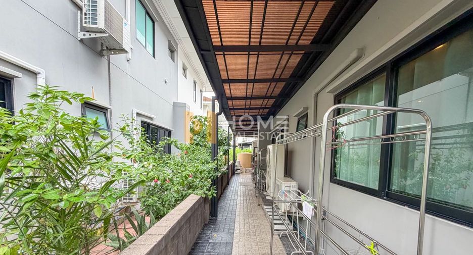 For sale 4 bedrooms house in Bangkok Noi, Bangkok