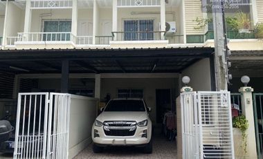 Casa adosada en venta de 3 habitaciones en Bang Kapi, Bangkok