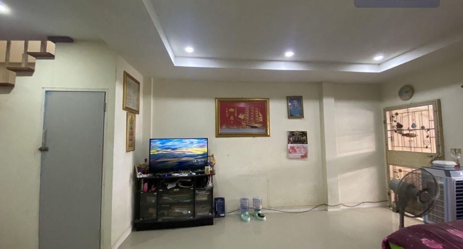 For sale 3 bedrooms townhouse in Bang Kapi, Bangkok
