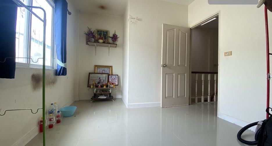 For sale 3 bedrooms townhouse in Bang Kapi, Bangkok