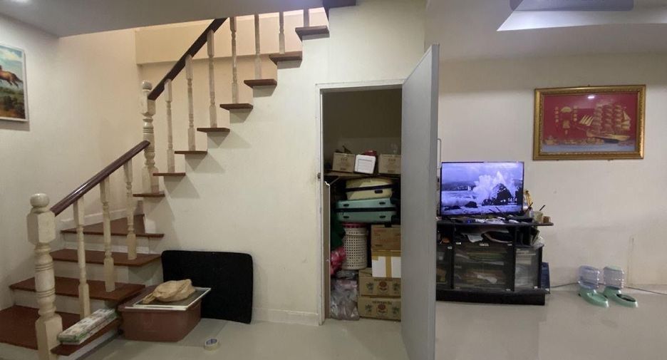 For sale 3 bedrooms townhouse in Bang Kapi, Bangkok