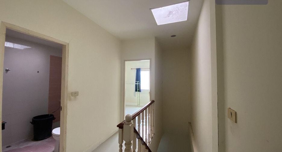 For sale 3 bedrooms townhouse in Bang Kapi, Bangkok