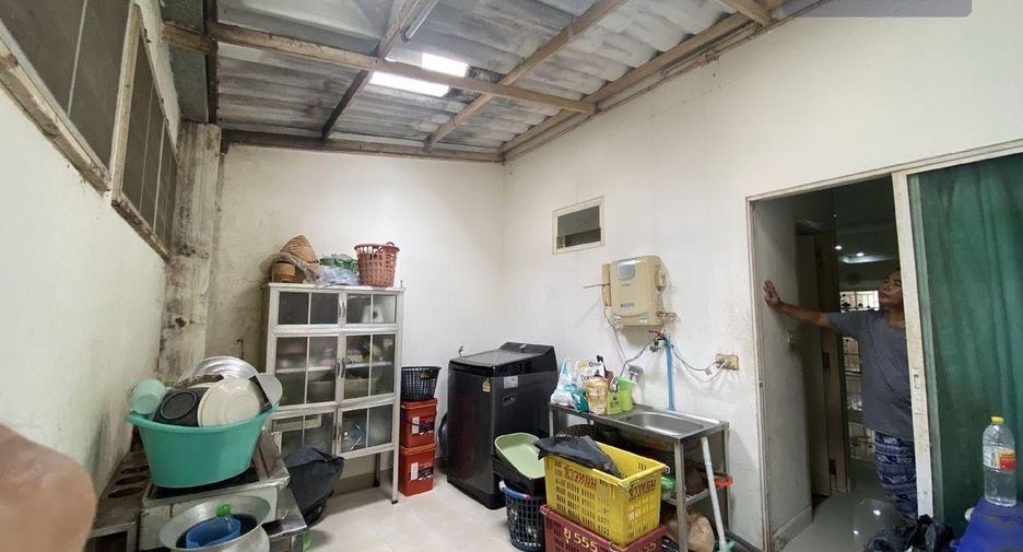 For sale 3 bedrooms townhouse in Bang Kapi, Bangkok